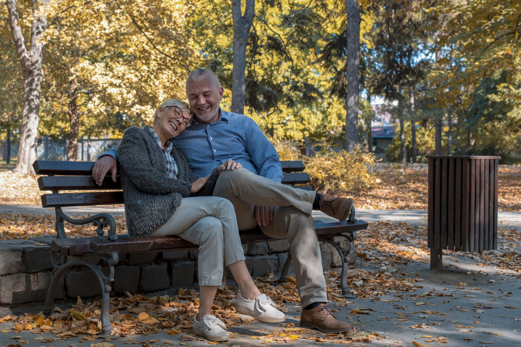 Stariji ljudi sede na klupici u parku