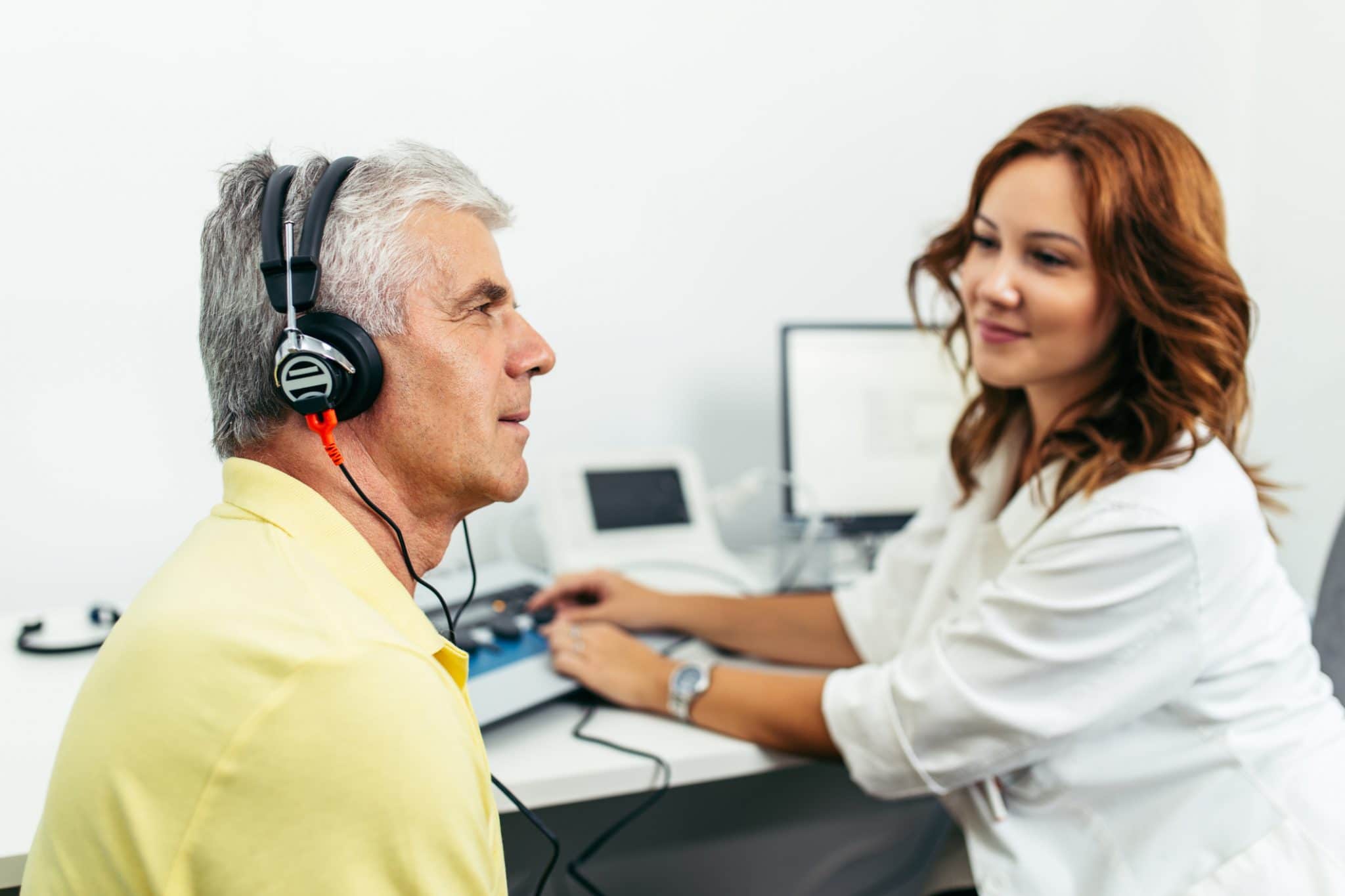 Starija osoba na testiranju sluha u gluvoj sobi