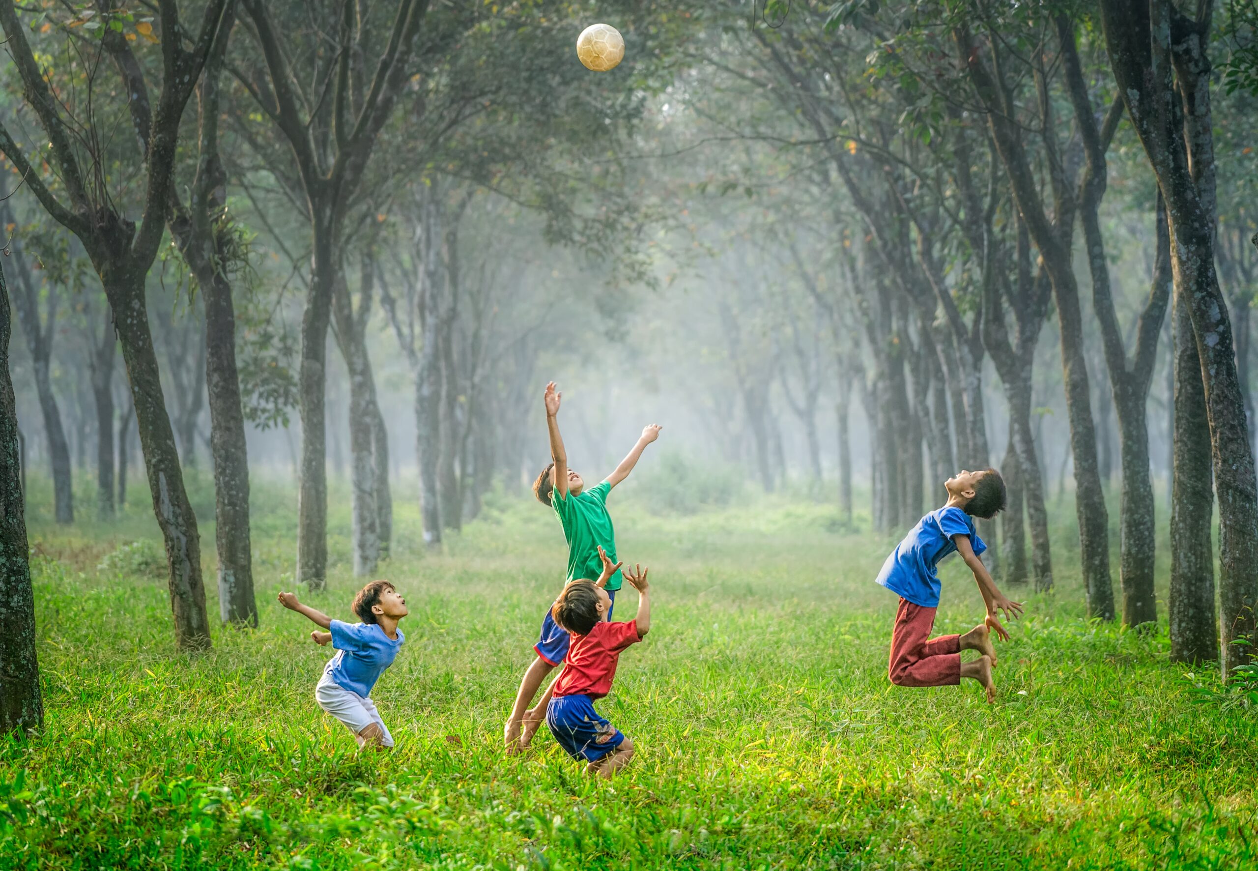 Deca u prirodi koja skaču od sreće