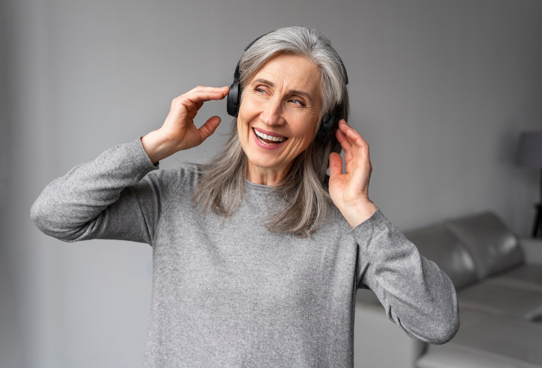 Starija osoba nosi slušalice