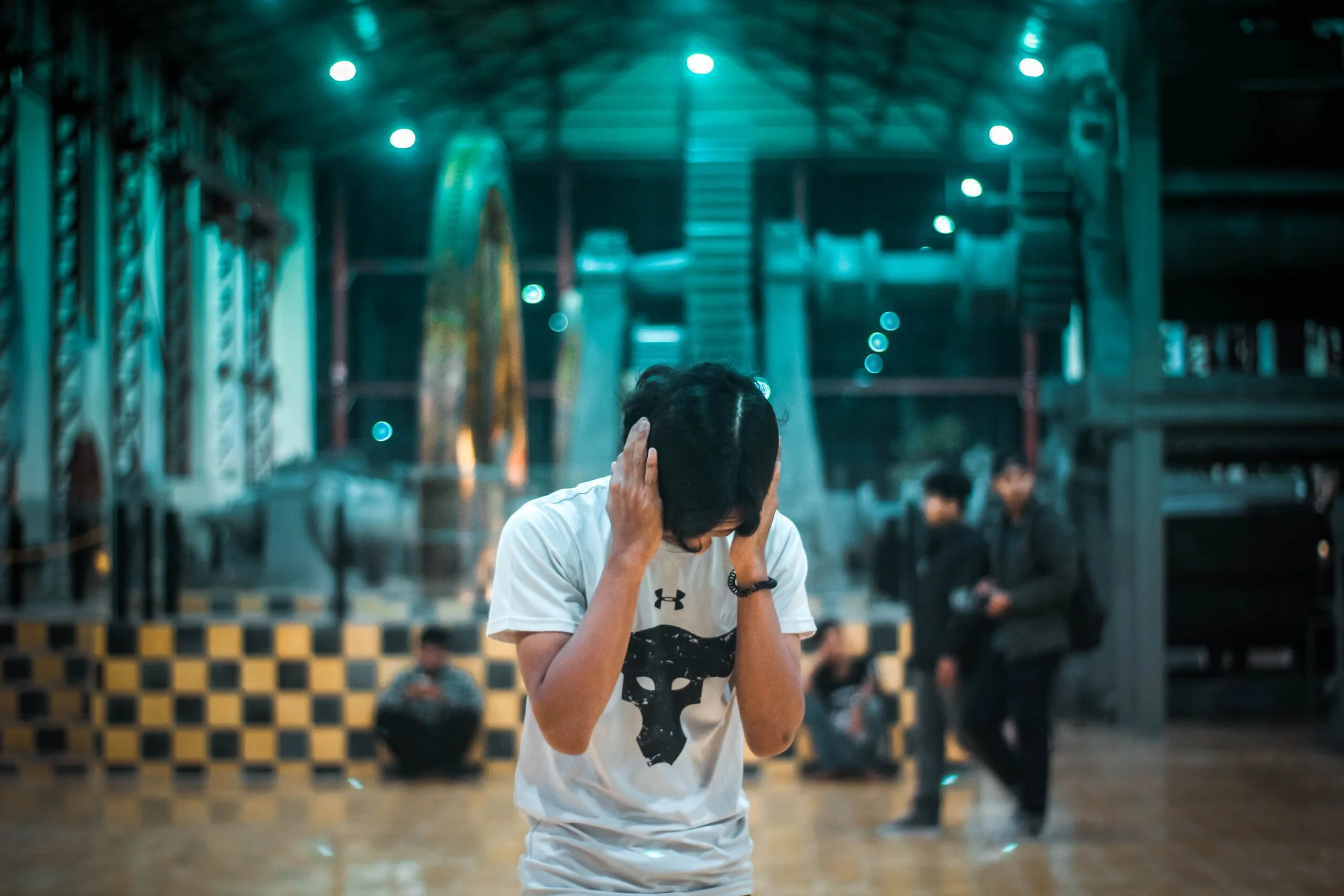 dečko koji drži ruke na ušima jer mu je okruženje preglasno