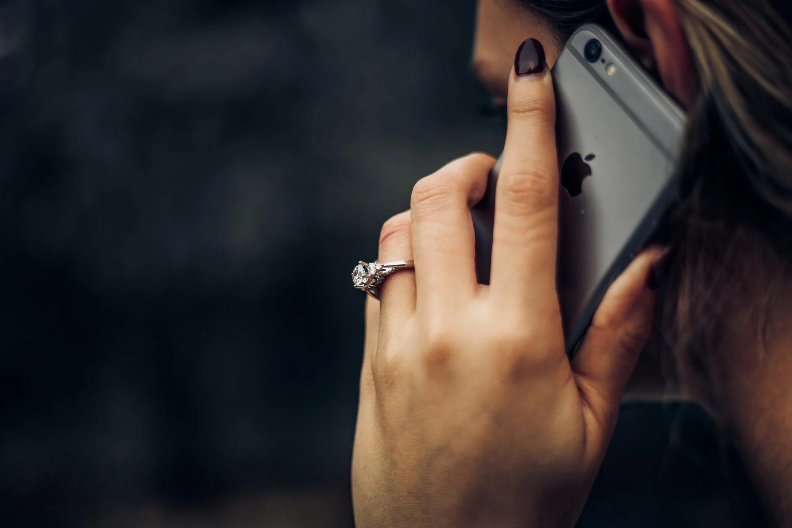 Devojka drži telefon na uhu i priča polako da bi je sagovornik razumeo